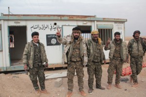 Kurdische Kämpfer der YPG haben südlich  von Hasaka eine Stellung des IS erobert.